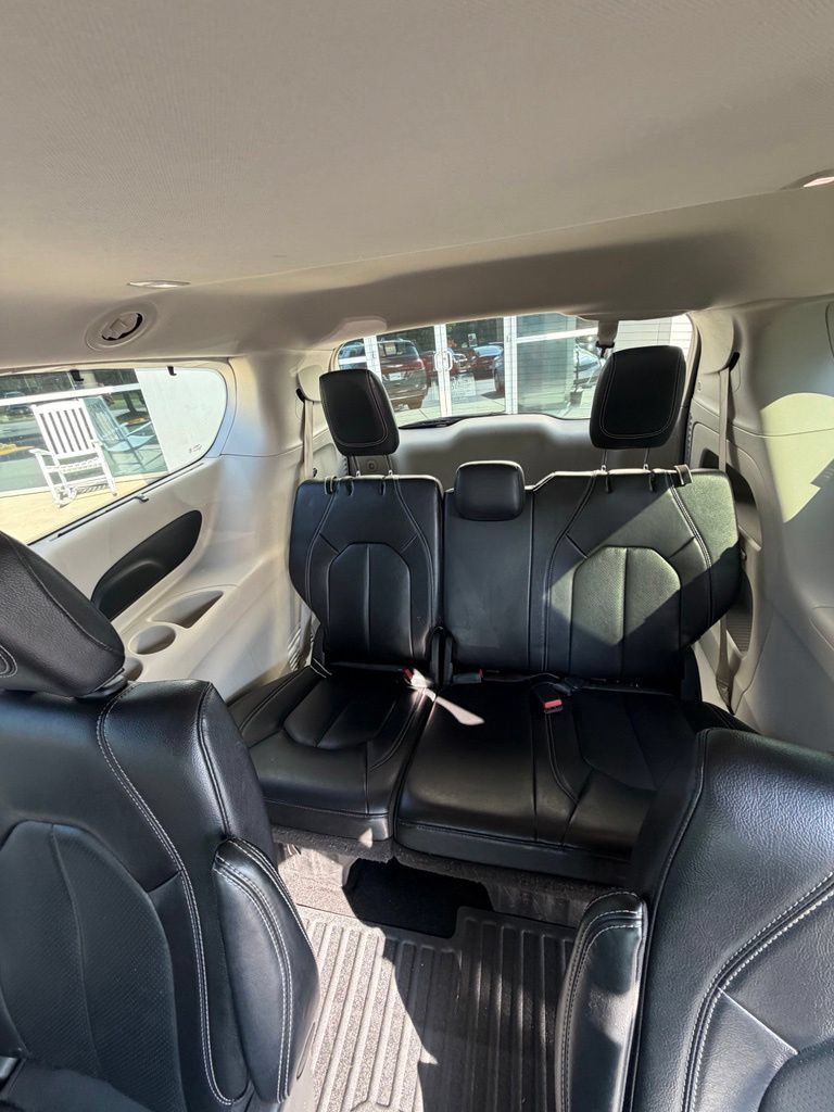 Used 2022 Chrysler Pacifica Touring-L FWD image 13