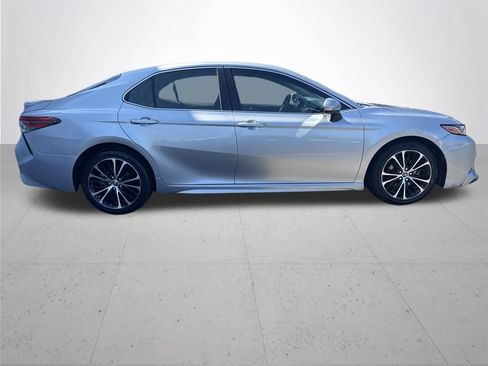 Used 2018 Toyota Camry SE FWD image 5