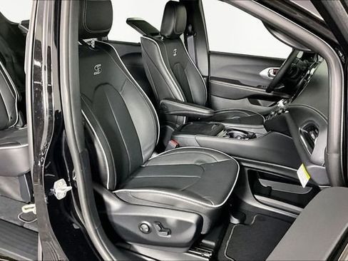 New 2026 Chrysler Pacifica Limited w/ Uconnect Theater Family Group image 12