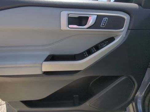 Used 2021 Ford Explorer XLT w/ Equipment Group 202A AWD/4WD image 12