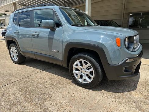 Used 2018 Jeep Renegade Latitude w/ Cold Weather Group image 2