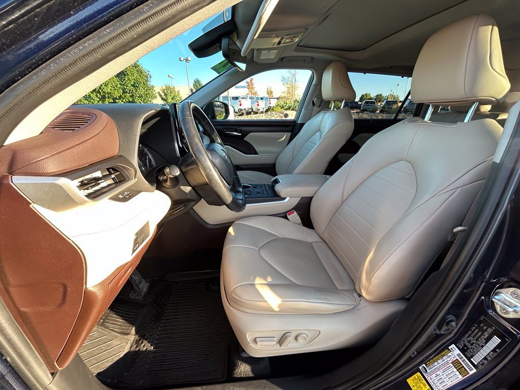 Used 2022 Toyota Highlander XLE AWD/4WD image 13