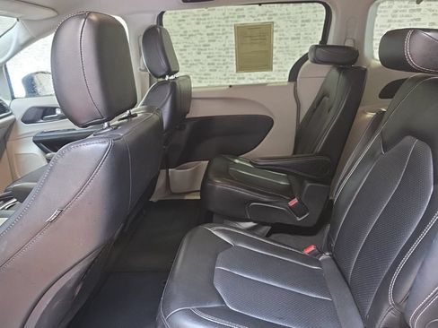 Used 2023 Chrysler Pacifica Touring-L FWD image 14