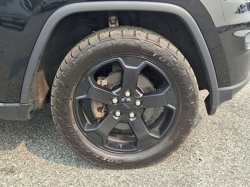 Used 2018 Jeep Grand Cherokee Laredo AWD/4WD image 8