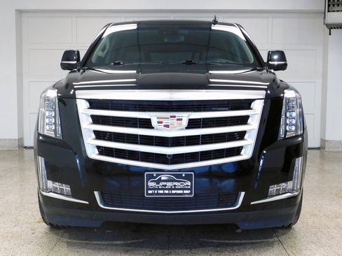 Used 2019 Cadillac Escalade ESV Luxury image 2