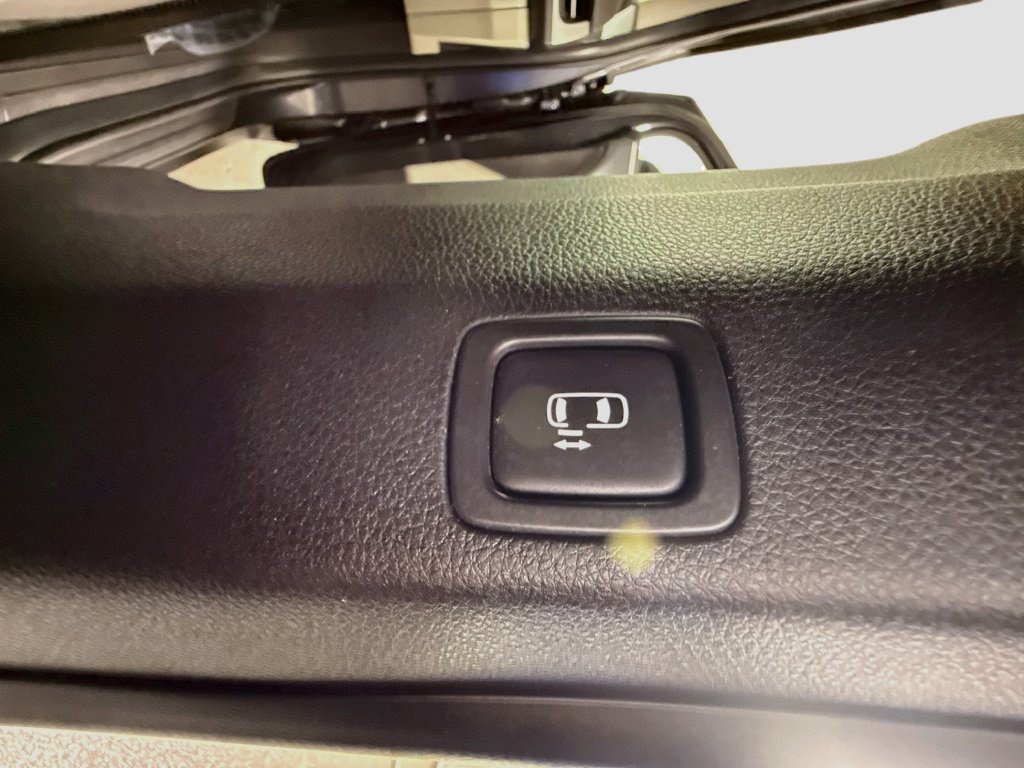 Used 2023 Kia Carnival LX FWD image 39