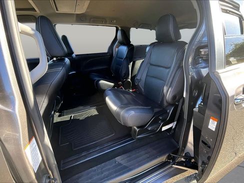 Certified 2017 Toyota Sienna SE Premium FWD image 20