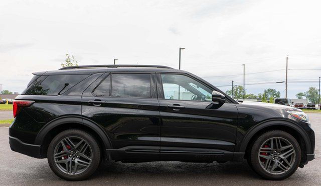 Used 2025 Ford Explorer ST AWD/4WD image 5