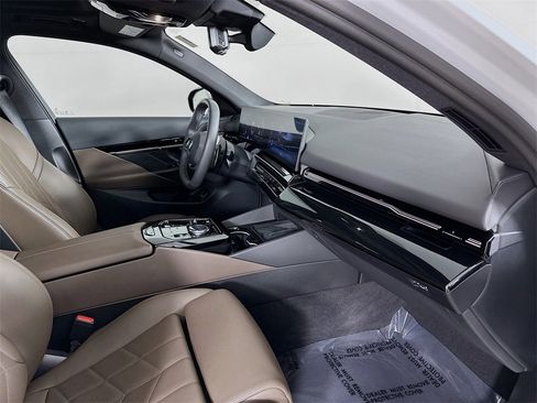 Used 2024 BMW 530i xDrive w/ Convenience Package image 30