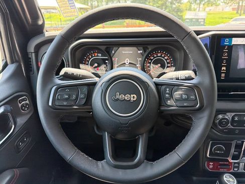 Used 2025 Jeep Gladiator Rubicon w/ Convenience Group AWD/4WD image 20