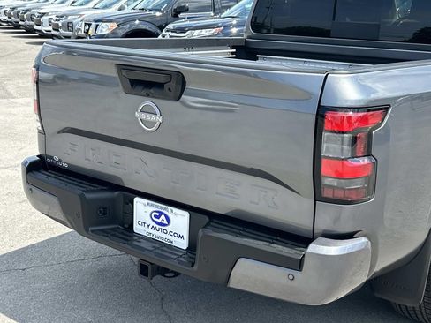 Used 2025 Nissan Frontier SV w/ SV Convenience Package RWD image 13