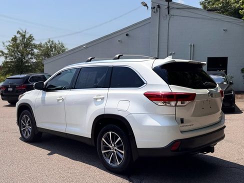 Used 2019 Toyota Highlander XLE AWD/4WD image 4