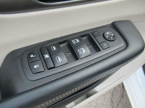 Used 2023 Chrysler Pacifica Touring-L image 17