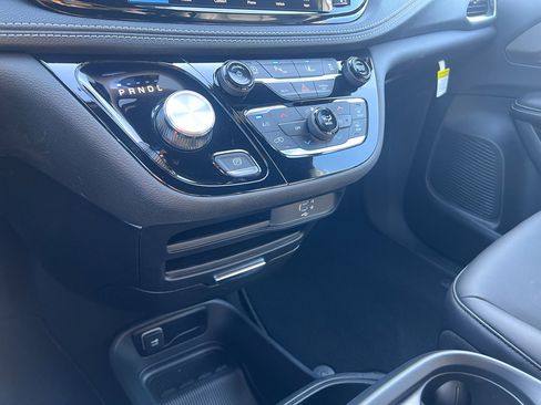 New 2026 Chrysler Pacifica Select image 25