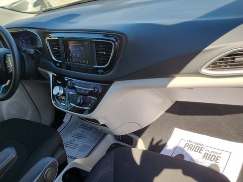 Used 2020 Chrysler Voyager L FWD image 17