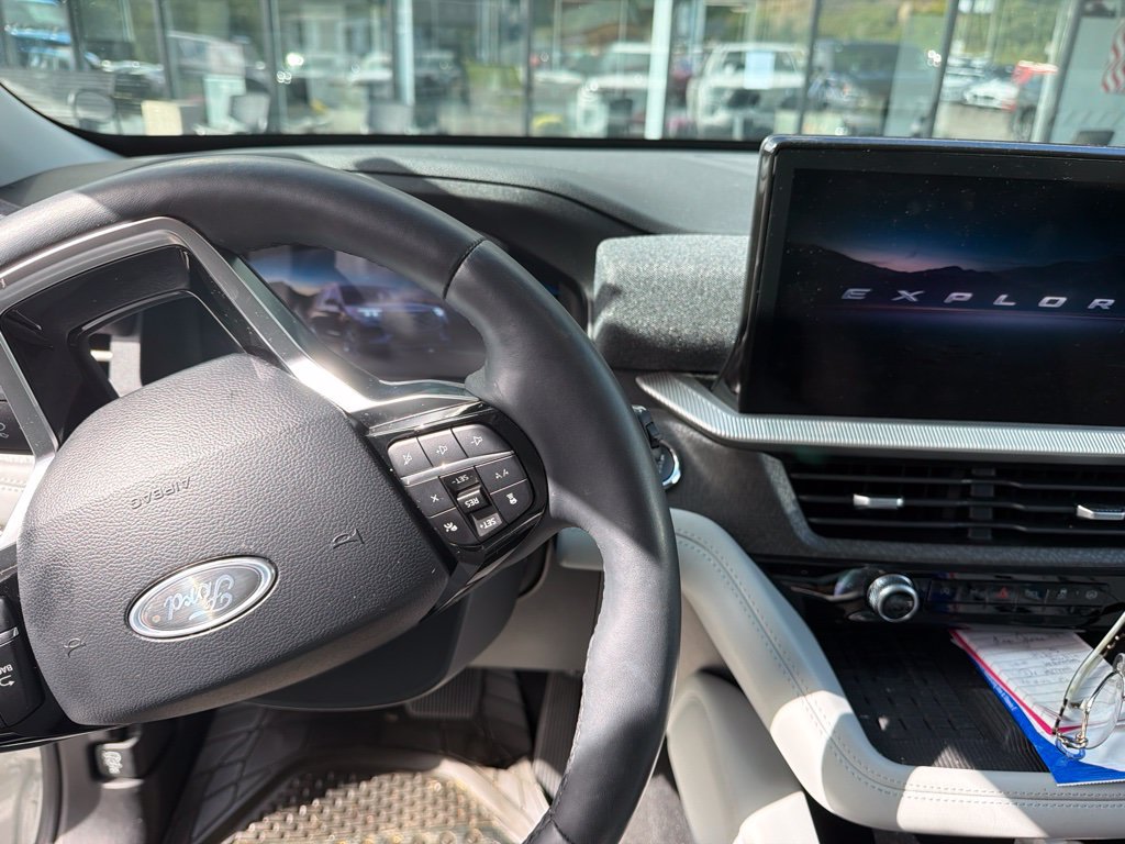 Used 2025 Ford Explorer Platinum w/ Ultimate Package AWD/4WD image 5