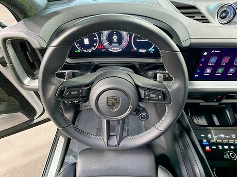 Certified 2025 Porsche Cayenne Turbo image 39