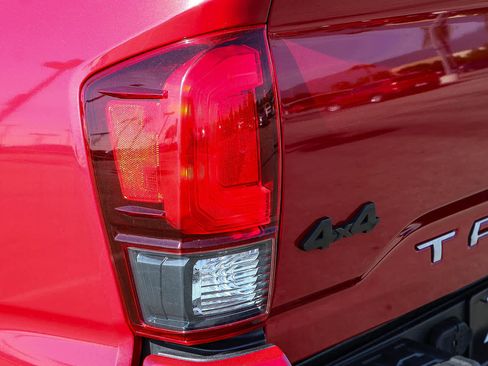 Used 2020 Toyota Tacoma SR5 w/ Technology Package AWD/4WD image 7