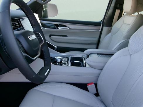Used 2025 Jeep Wagoneer 4WD image 15