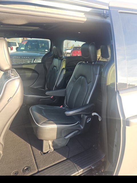 Used 2025 Chrysler Pacifica Limited FWD image 8