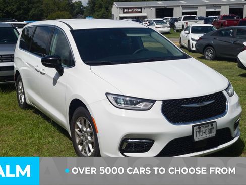 Used 2024 Chrysler Pacifica Touring-L FWD image 2