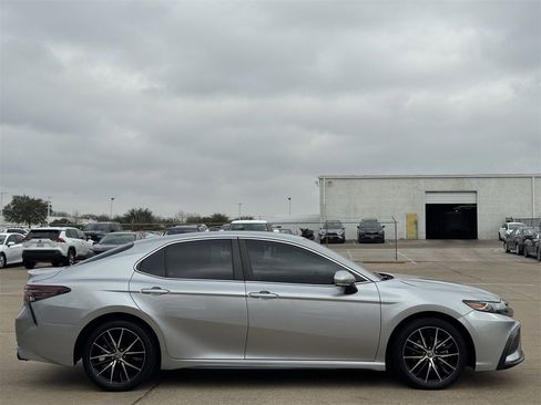 Used 2024 Toyota Camry SE image 3