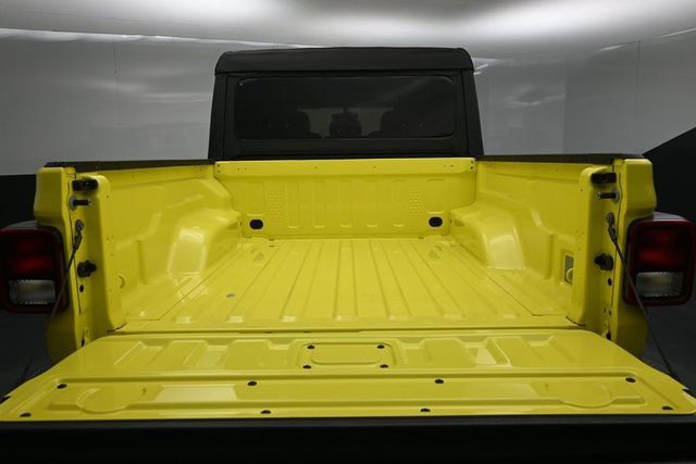 Used 2023 Jeep Gladiator Mojave AWD/4WD image 18