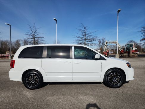 Used 2016 Dodge Grand Caravan SXT image 9