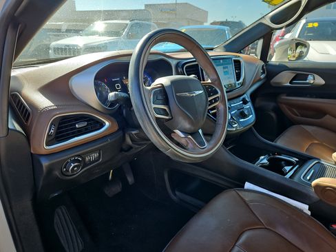 Used 2021 Chrysler Pacifica Limited w/ Uconnect Theater Family Group image 12