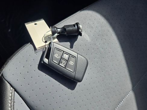 Certified 2025 Volkswagen Jetta SE image 17