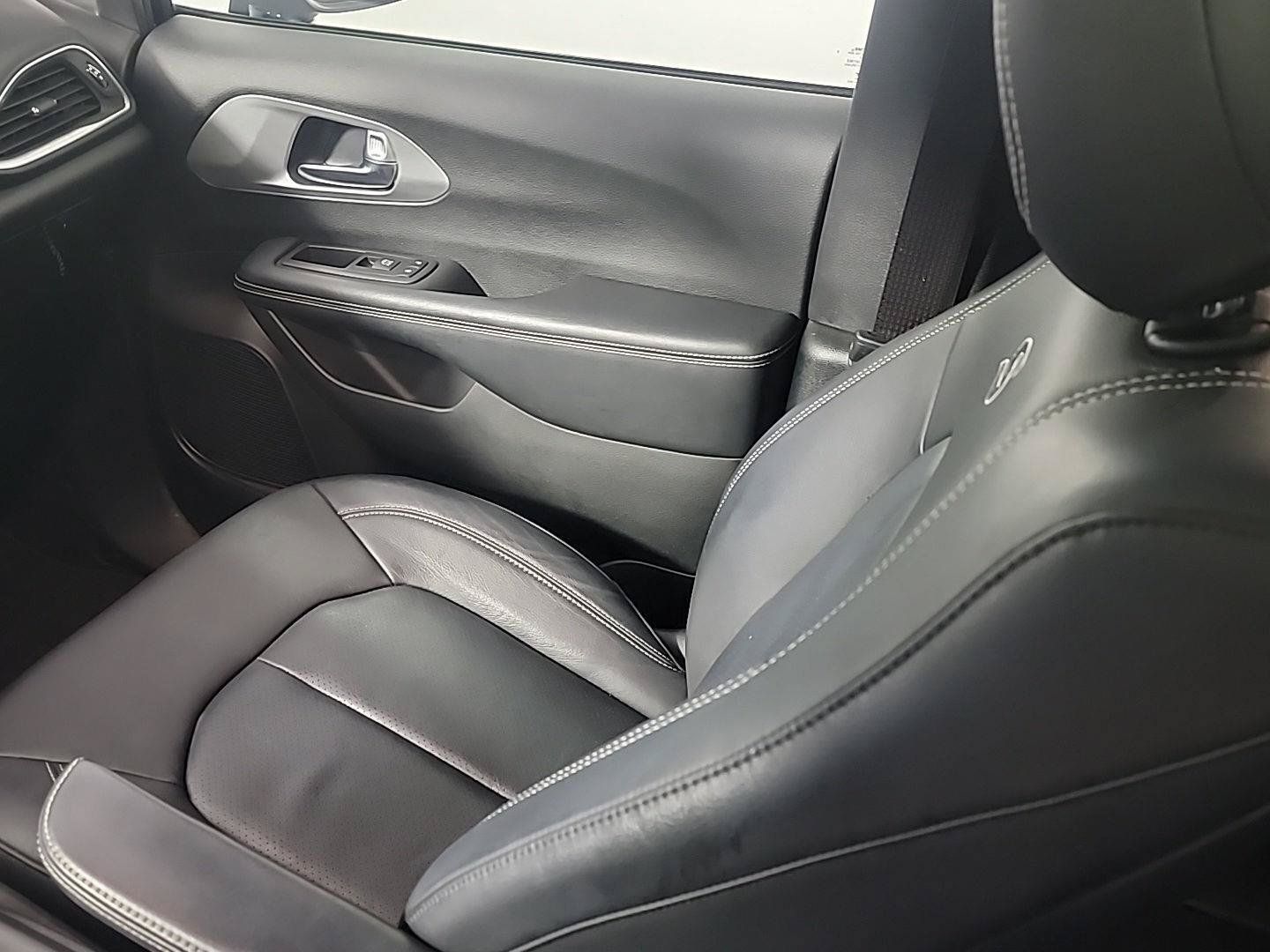 Used 2019 Chrysler Pacifica Touring-L Plus w/ Advanced Safetytec Group FWD image 24