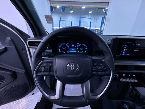 Used 2025 Toyota Tacoma TRD Off-Road AWD/4WD image 15