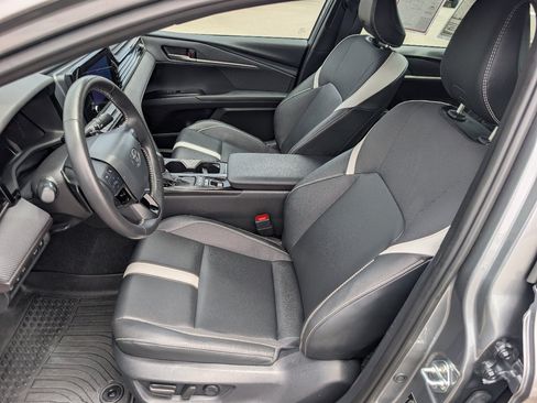 Used 2025 Toyota Camry SE FWD image 2