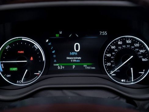 Used 2024 Toyota Sienna Platinum image 21