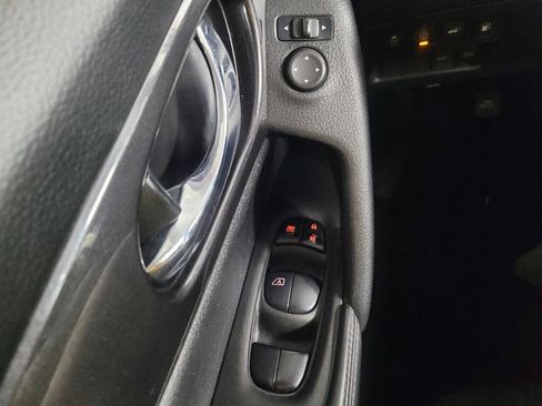 Used 2020 Nissan Rogue SV FWD image 27