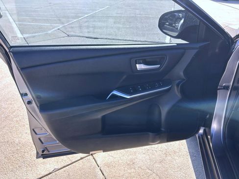 Used 2017 Toyota Camry SE image 9