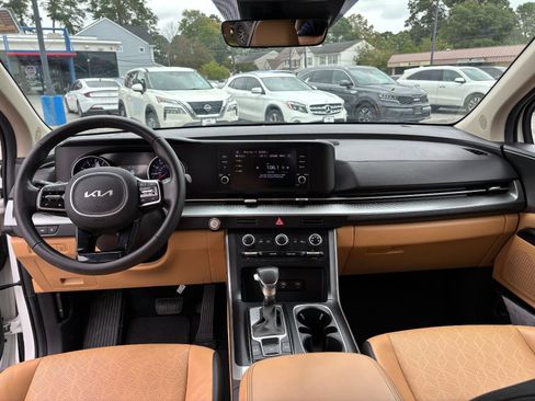 Used 2023 Kia Carnival LX image 13