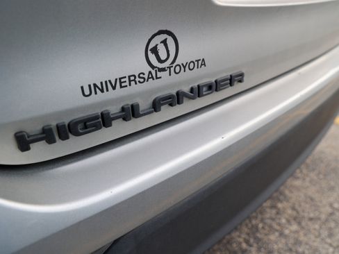 Used 2023 Toyota Highlander LE FWD image 12