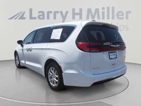 Used 2024 Chrysler Pacifica Touring-L FWD image 3