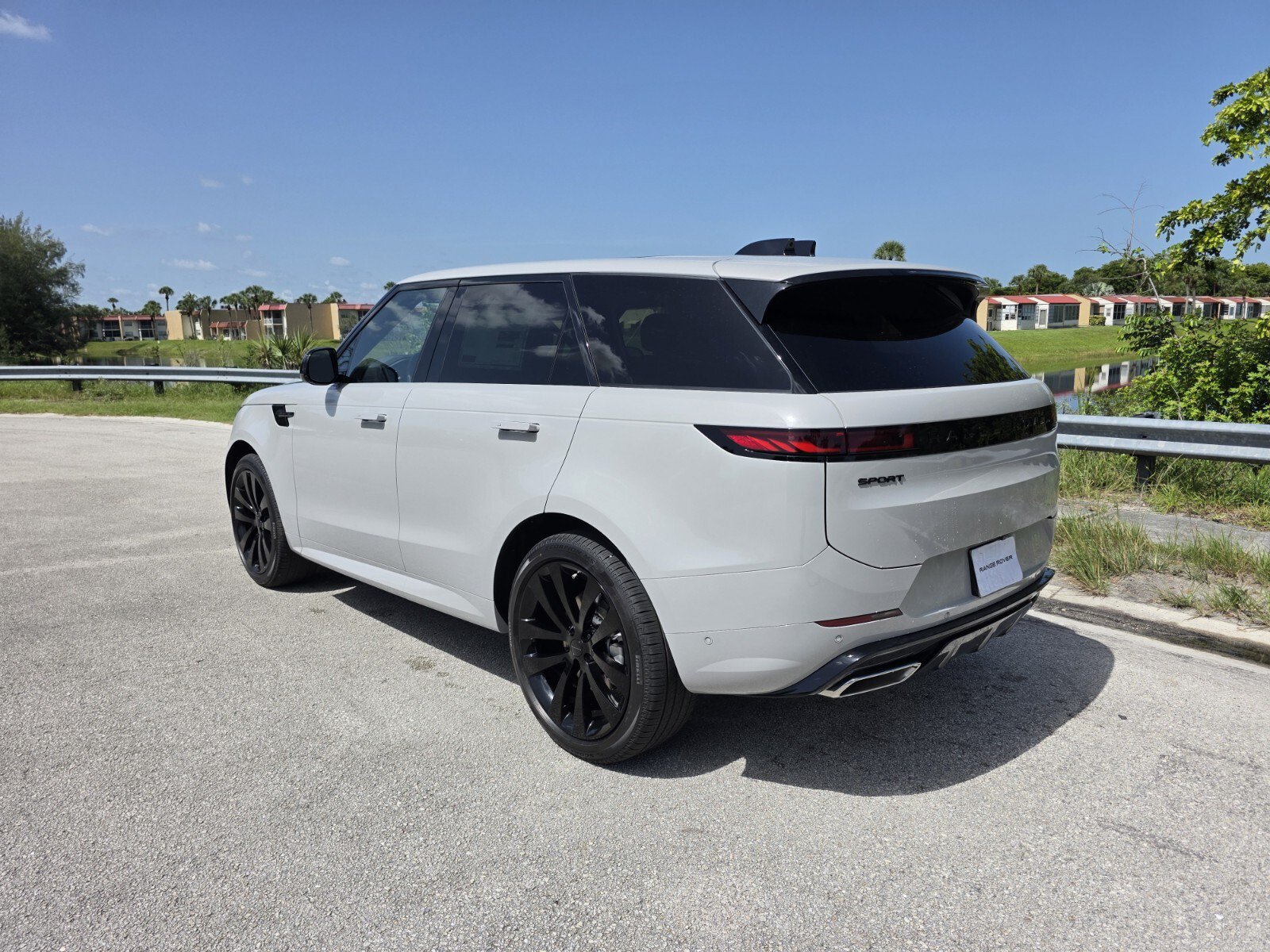 New 2026 Land Rover Range Rover Sport Dynamic SE AWD/4WD image 2