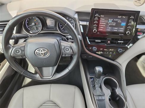 Used 2022 Toyota Camry SE image 11