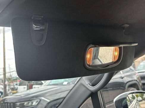 Used 2023 Chrysler Pacifica Pinnacle FWD image 29
