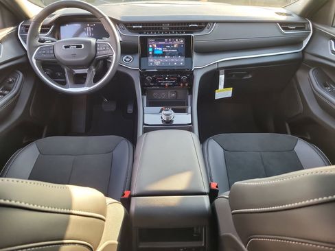 New 2025 Jeep Grand Cherokee Altitude image 13