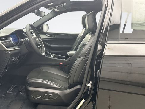 Used 2023 Jeep Grand Cherokee Altitude AWD/4WD image 11