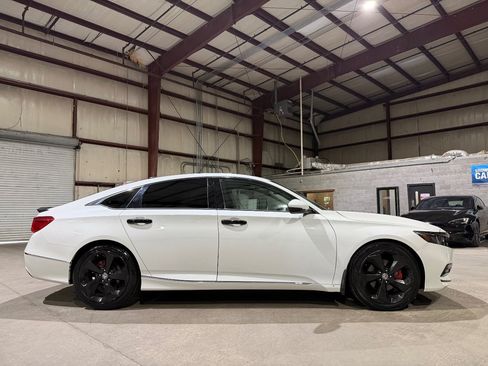 Used 2018 Honda Accord Touring image 4
