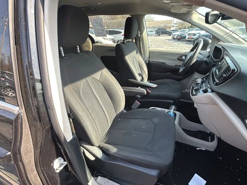 Used 2017 Chrysler Pacifica LX w/ Tire & Wheel Group image 14