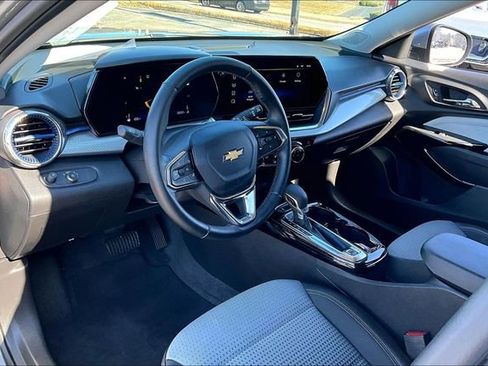 Used 2025 Chevrolet Trax LT w/ LT Convenience Package image 14