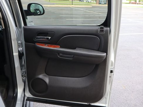 Used 2014 Chevrolet Suburban LT w/ Luxury Package AWD/4WD image 27