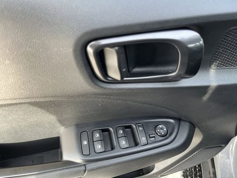 Used 2022 Hyundai Venue Limited image 18