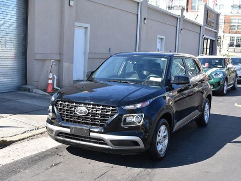 Used 2022 Hyundai Venue SE image 2